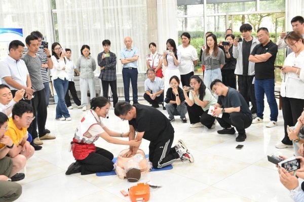 鼎牛配资 陕西省建设工会为30余个艰苦偏远项目配发AED设备